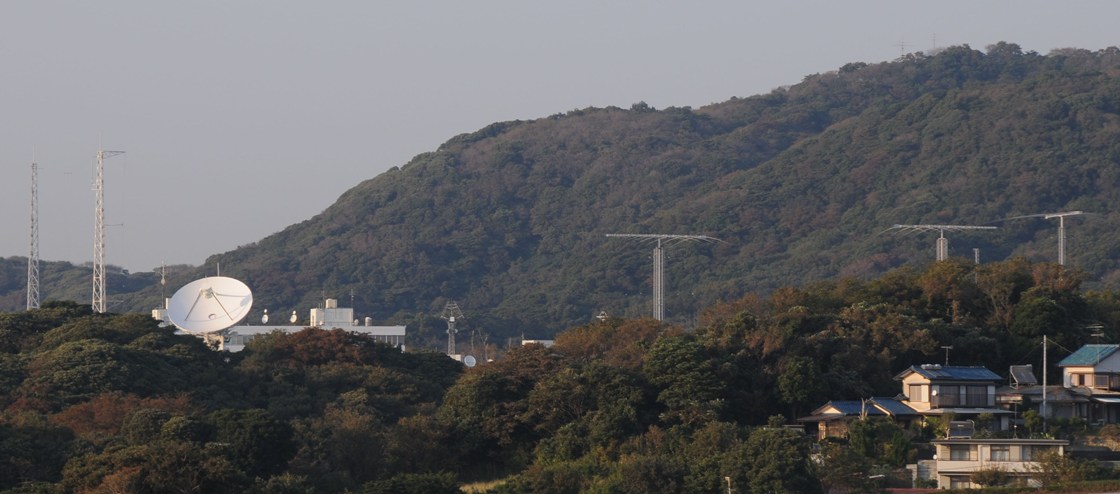三浦電波監視センターのアンテナ群