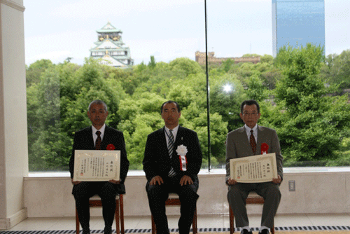 写真:受賞者と野津局長が記念撮影