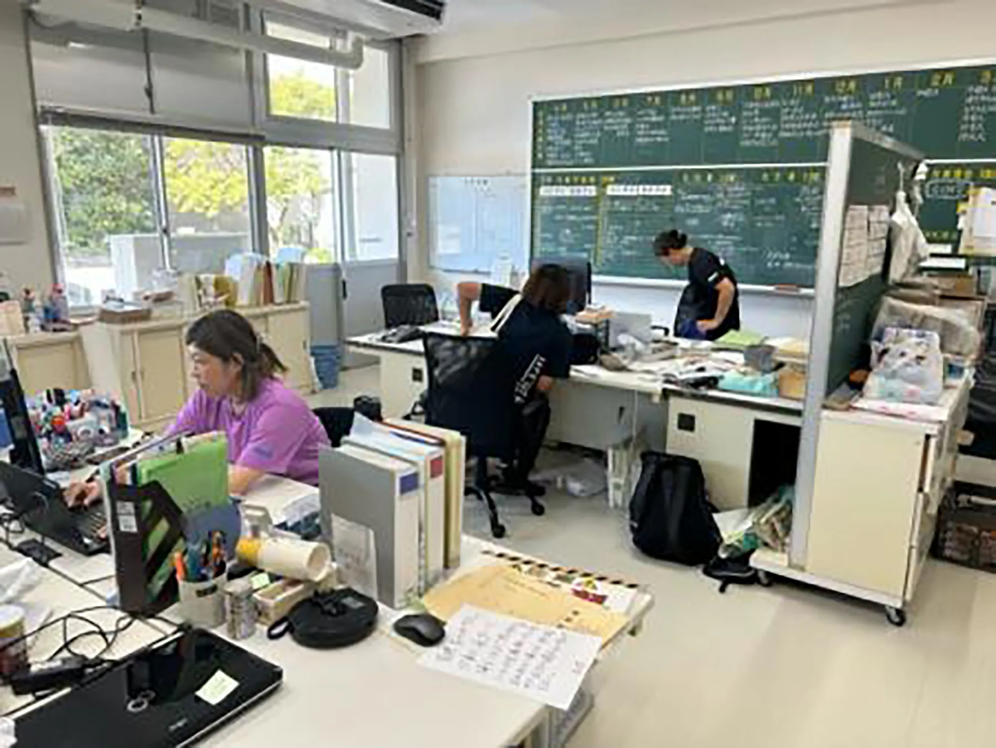 地域づくり活動センターの様子。職員、地域任用職員、協力隊員