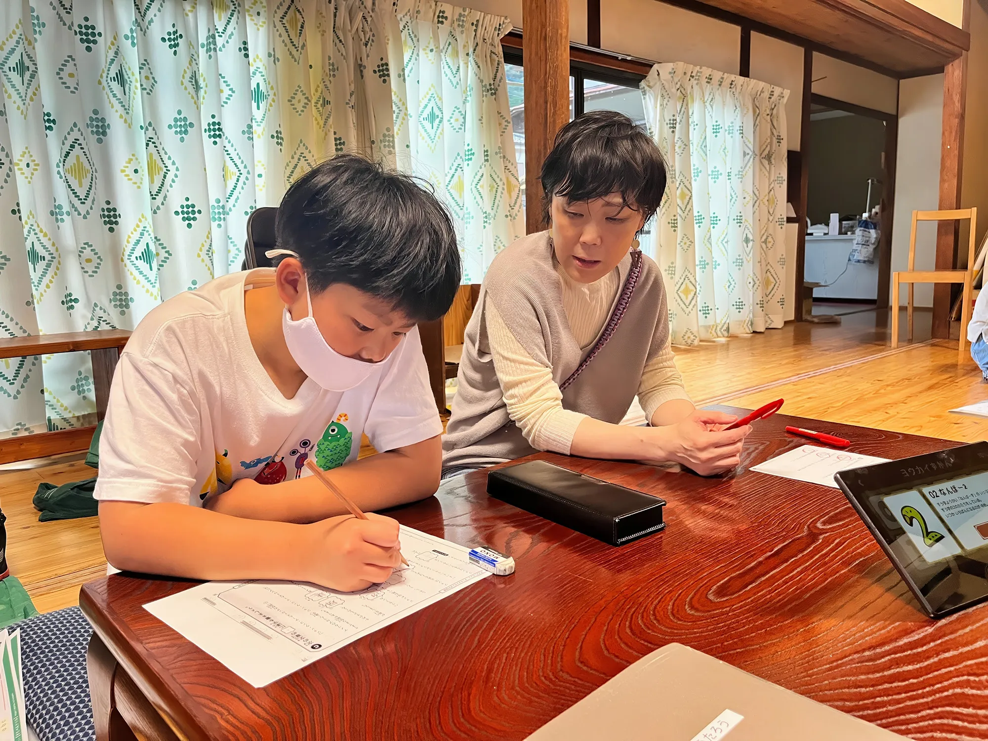 放課後学習支援活動を行う協力隊隊員