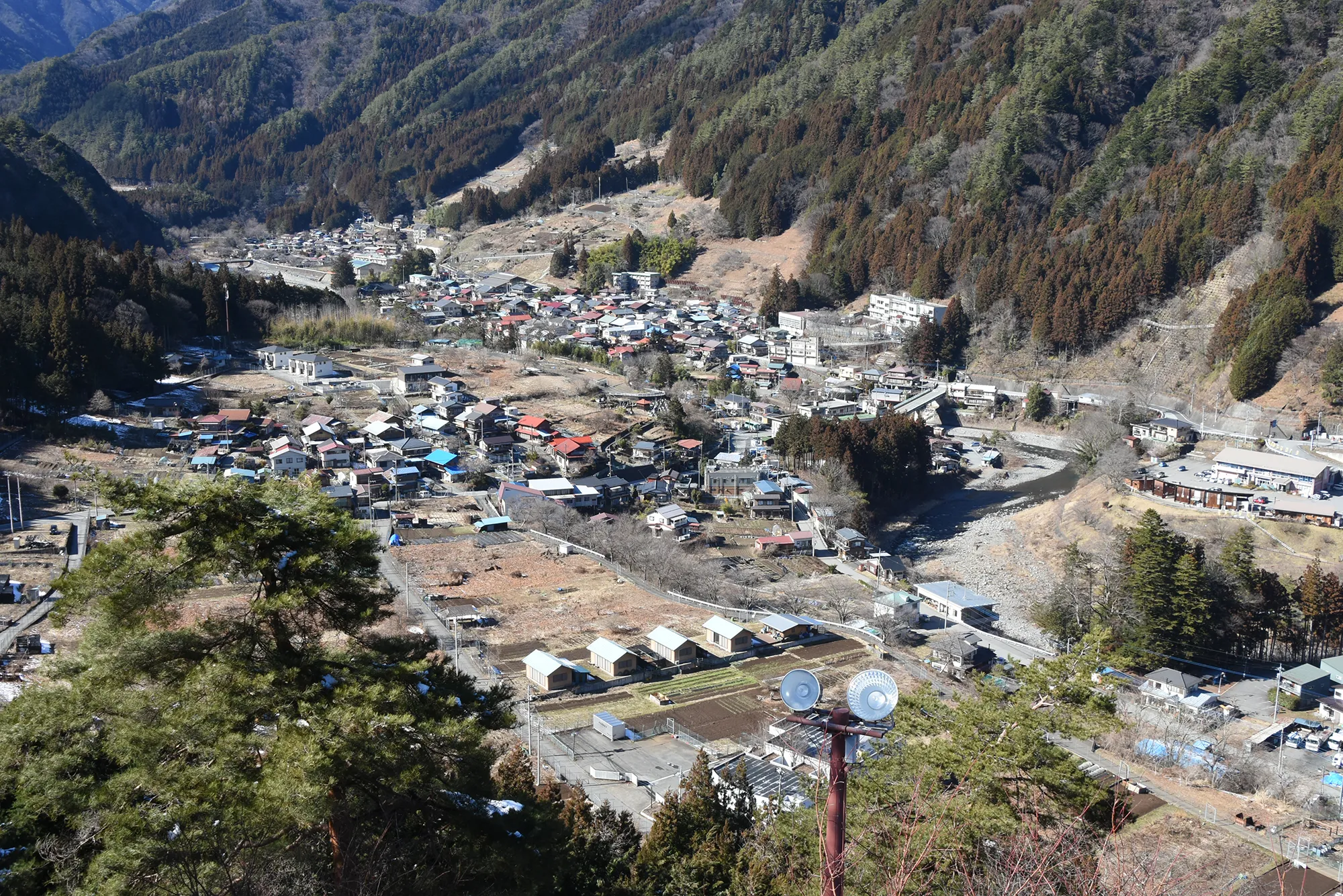 山頂から見下ろす丹波山村の様子