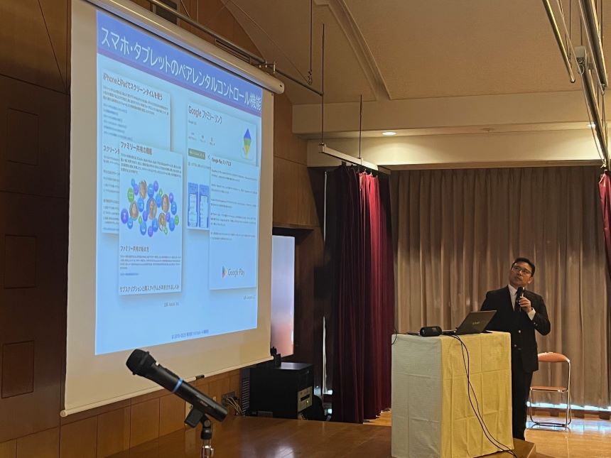 講座中の様子を左斜め前から撮影した写真