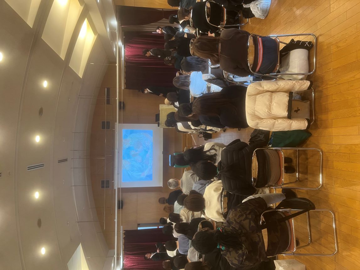 講座中の様子を後ろから撮影した写真