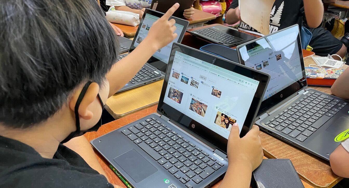 ノートPCを触っている男性の写真