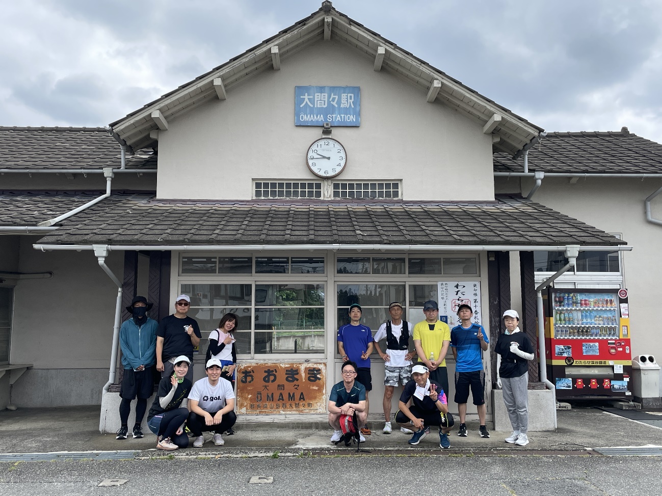 大間々駅前で撮影したイベント参加者の写真