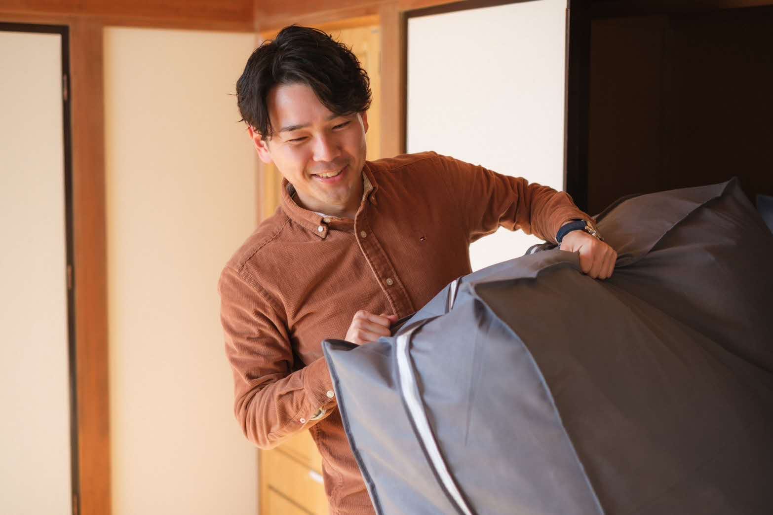 観光協会での業務と並行して民泊の起業や旅行会社の設立準備を進めている金山真大さんの写真