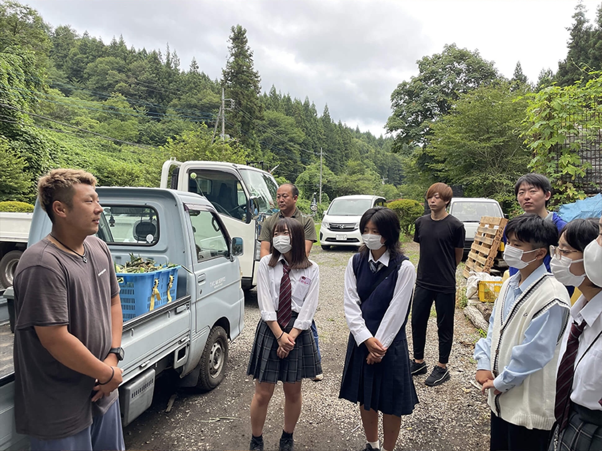 収穫した野菜を運搬する子供たちの写真