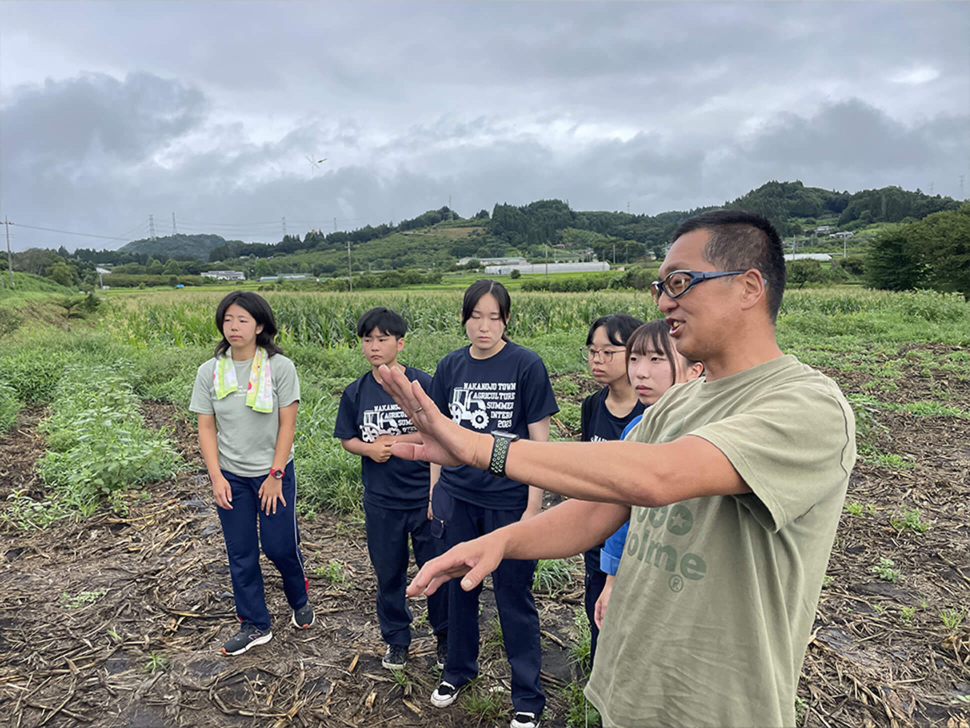 収穫した野菜を運搬する子供たちの写真