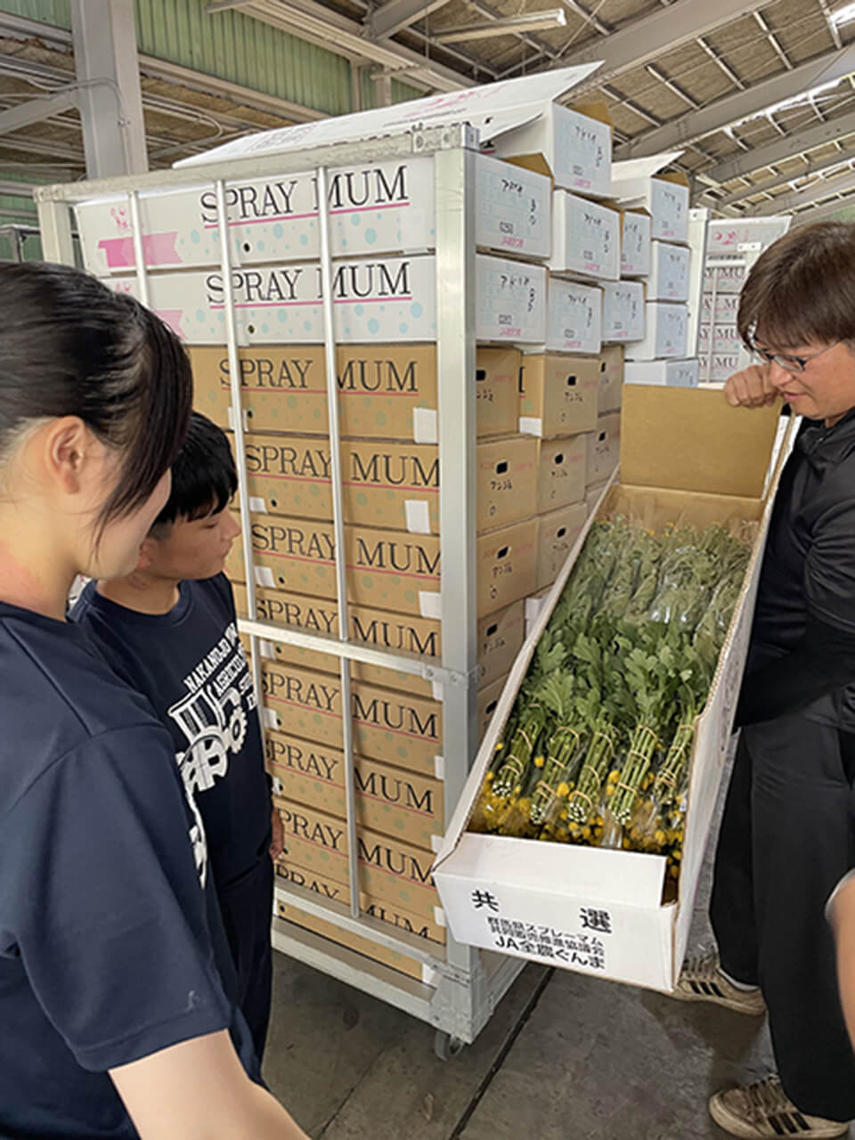 参加者と受入れ家庭の対面の写真①