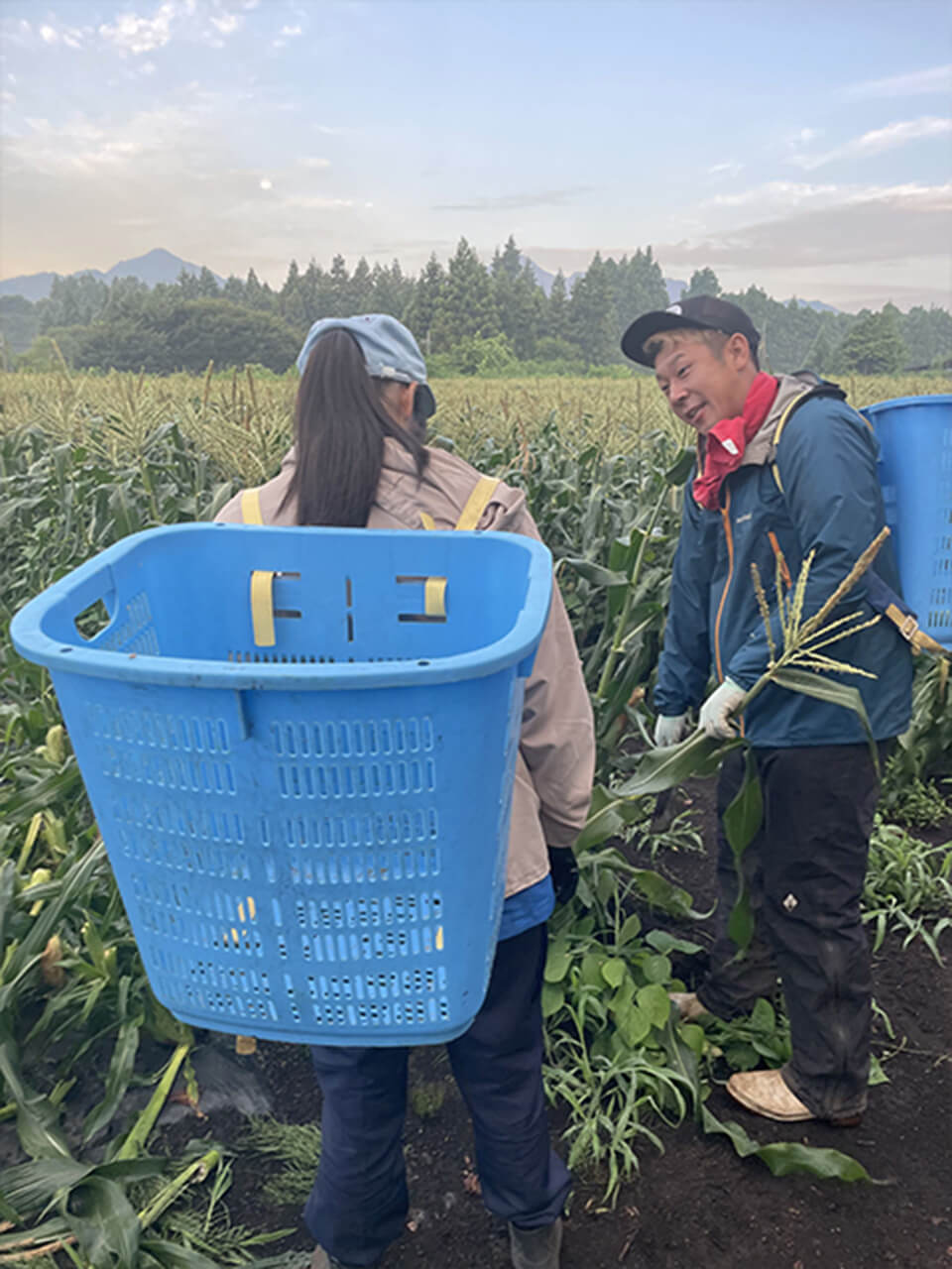 参加者と受入れ家庭の対面の写真②