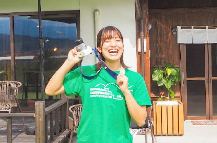 カメラを持って笑顔の女性の写真