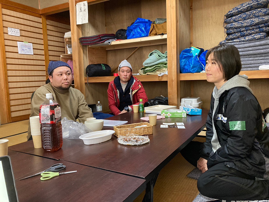 被災地NGO協働センターの拠点でお話される石坂さん(一番右)