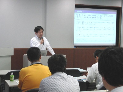 説明の様子1(渡部(わたなべ)課長補佐