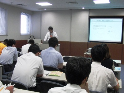 説明の様子2(和智(わち)信書便監理官)