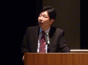 写真:湯本課長の講演の様子