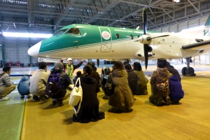 航空機を前に説明を聞く画像
