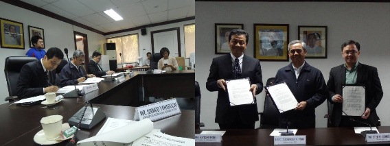 協力覚書の署名式の模様　（左：総務省森次長、中央：OCDパマ長官、右：ドゥンガース総裁）