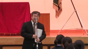 保護者へ説明を行う小野寺情報通信部長