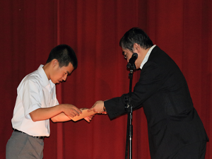 【小野寺情報通信部長から表彰状を受け取る下野生徒会長】