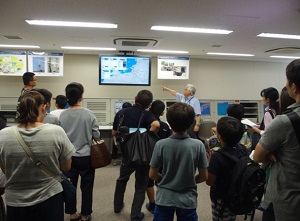 DEURASの説明を熱心に聞く見学者