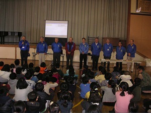 参加児童と電波適正利用推進員の方々