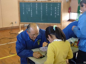 ラジオ工作でハンダ付けを学ぶ児童