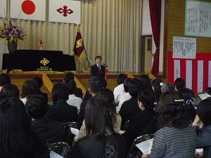保護者へ説明を行う小野寺情報通信部長