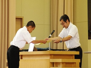 表彰状を受け取る生徒代表者