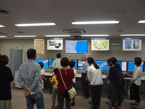 DEURASの説明を熱心に聞く見学者