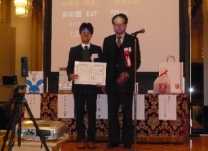 受賞したAGS株式会社　工藤氏（左）と山下情報通信部長（右）