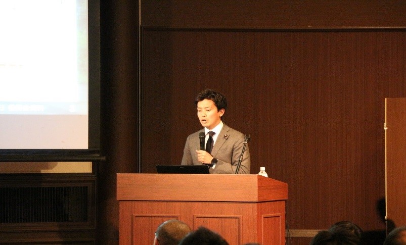 小林政務官