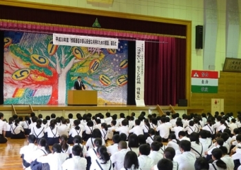 全校集会で挨拶を述べる田原九州総合通信局長