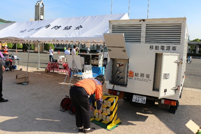 中国総合通信局所有の災害対策用移動電源車を稼動し、防災関係機関が使用する通信設備等へ電源を供給