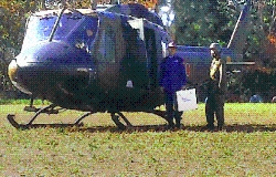 陸自ヘリに搭乗する西澤航空海上課長