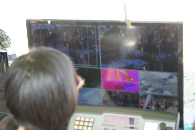 現地災害対策本部のモニターに映し出されたドローンからのサーモグラフィー映像（画面中央右）
