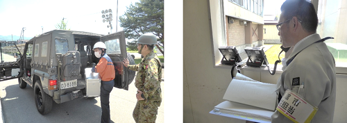 車両に乗り換え避難所（函館稜北高校）に到着、衛星携帯電話で通信訓練を行う函館市職員