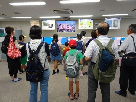 説明を聞く参加者