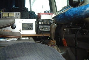 不法CB無線機を設置した車内の例