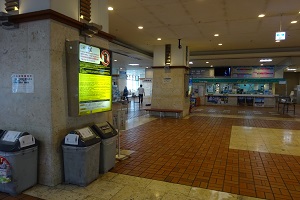 旅客ターミナル内の電照広告