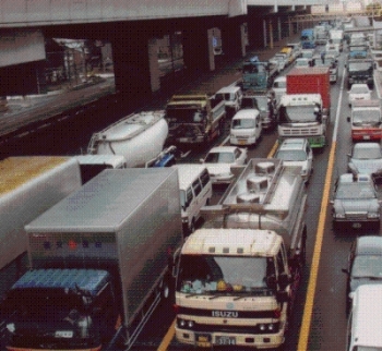 混雑する国道43号