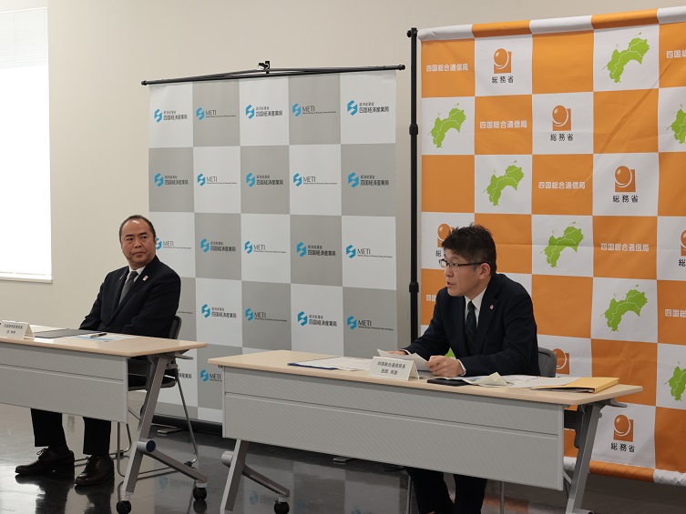 合同記者会見の様子