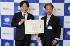(写真左から、秋枝氏、川崎情報通信部長)