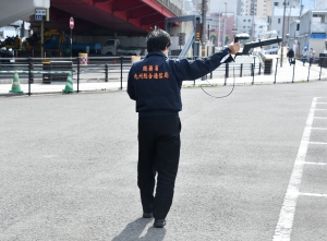 【現地で監視中の電波監視車両】