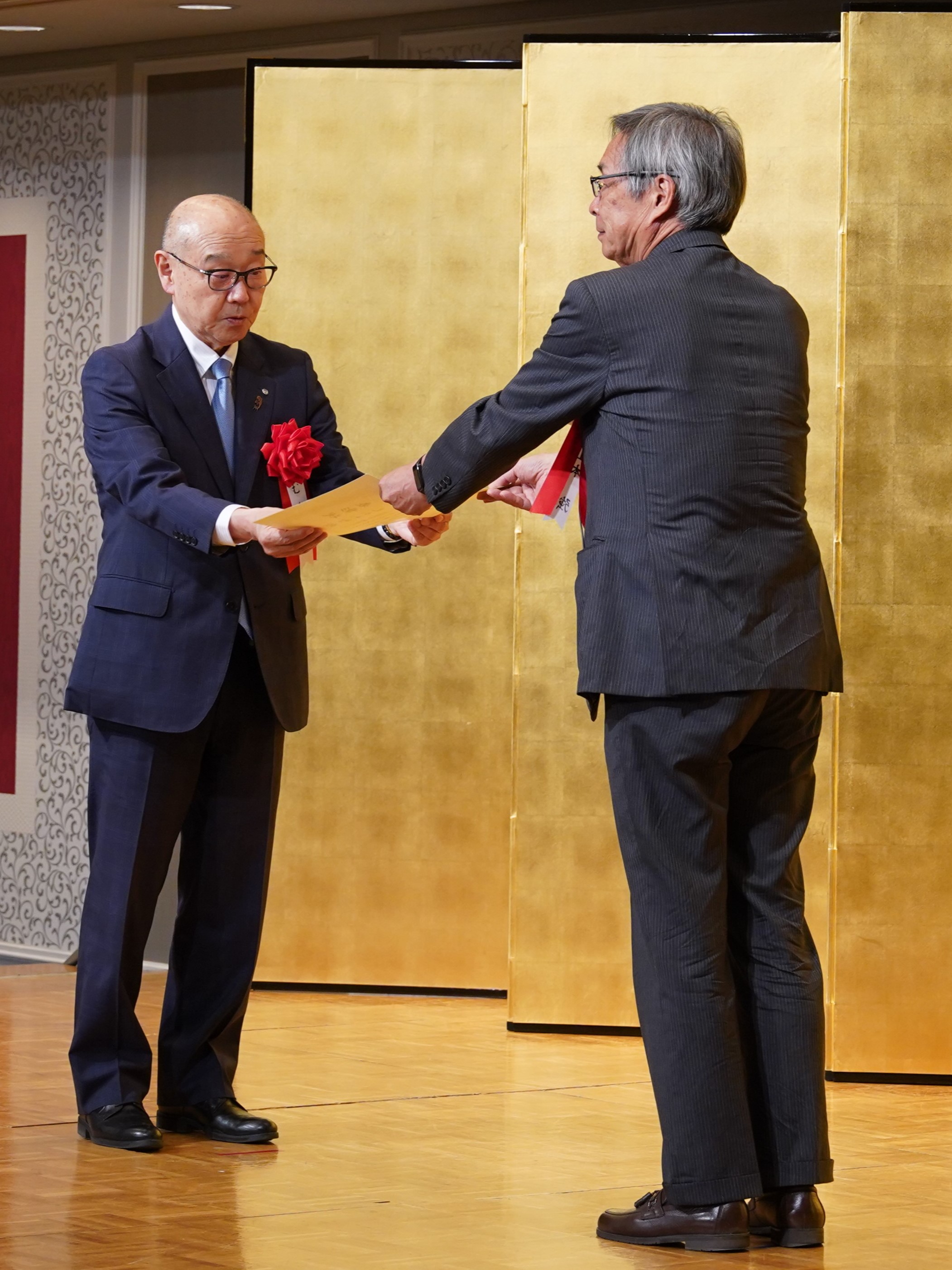 表彰状の授与(北海道テレコム懇談会長)