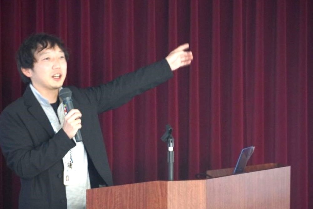 近畿経済産業局 津田 哲史氏による地域の取り組みの紹介の様子