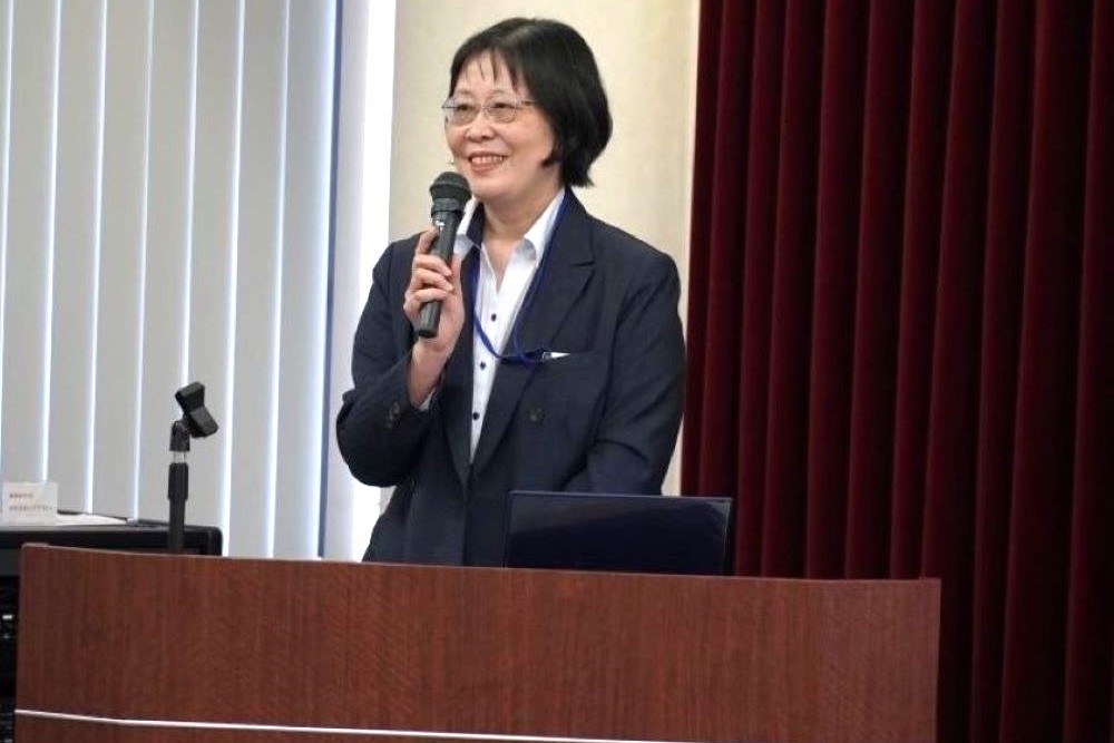 近畿総合通信局 情報通信連携推進課長 岡野 民江が説明している様子