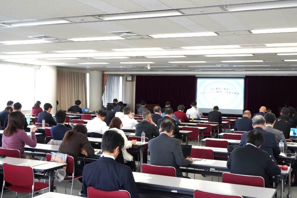 会場の模様の画像(左)