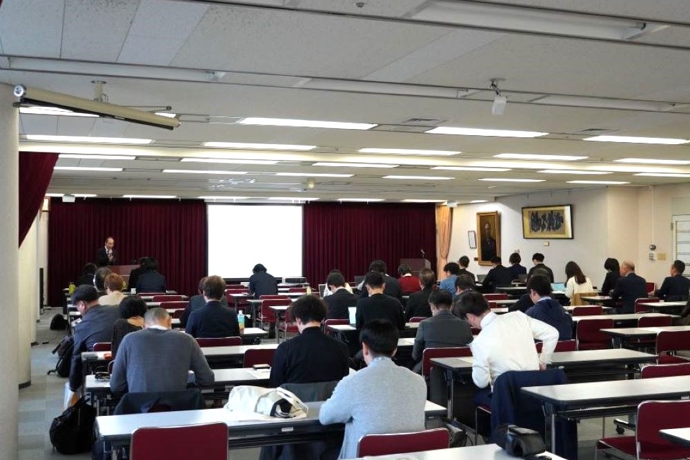 会場の模様の画像(右)