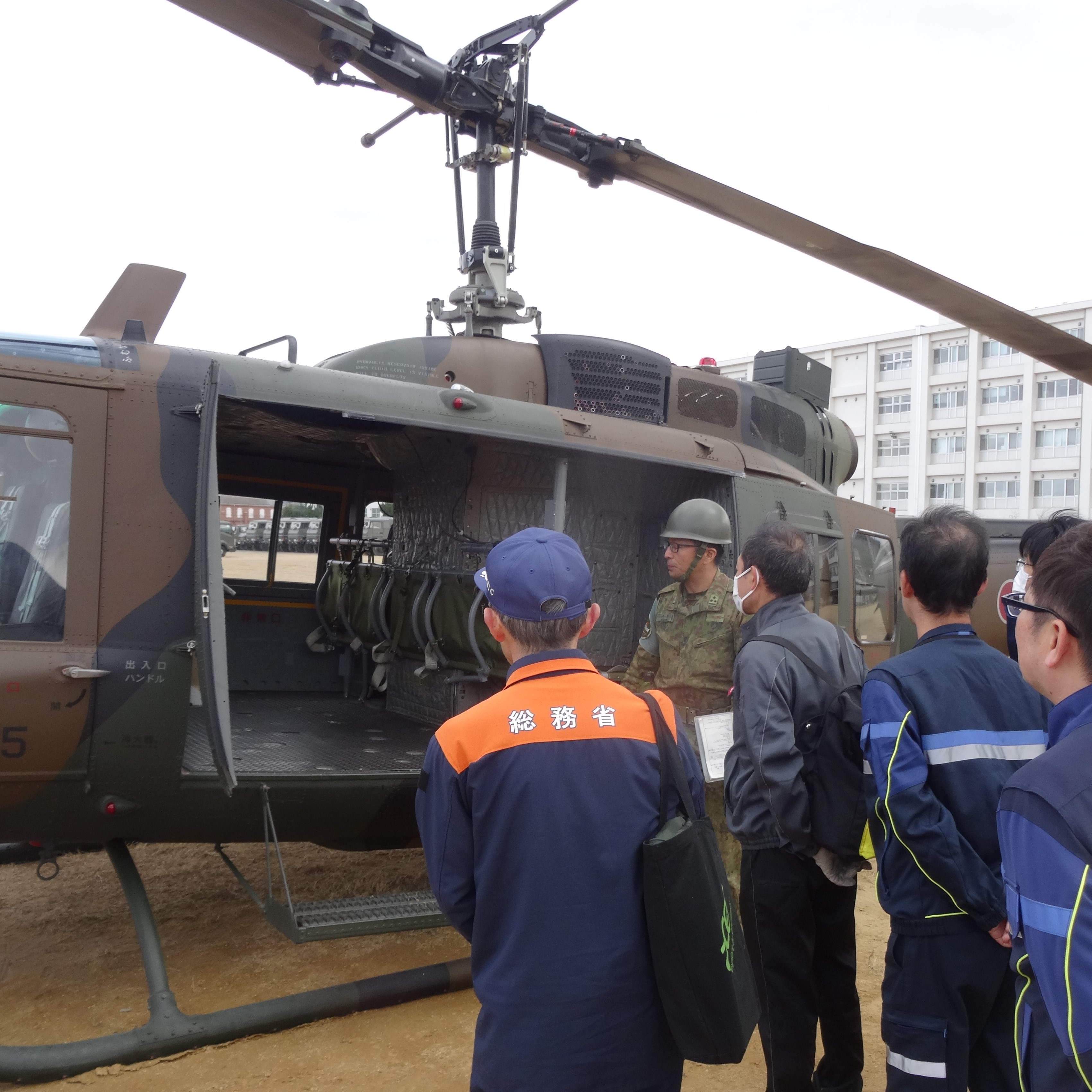 ���ЊQ���ɔ��������q���w���ɂ��ʐM�@�ނ̋�A�P���̎ʐ^�ł�