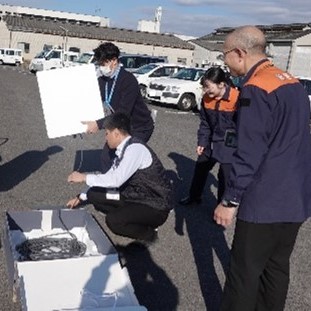 �ЊQ�΍��p�ړ��ʐM�@��̏o���̌������{���܂����̎ʐ^�ł�